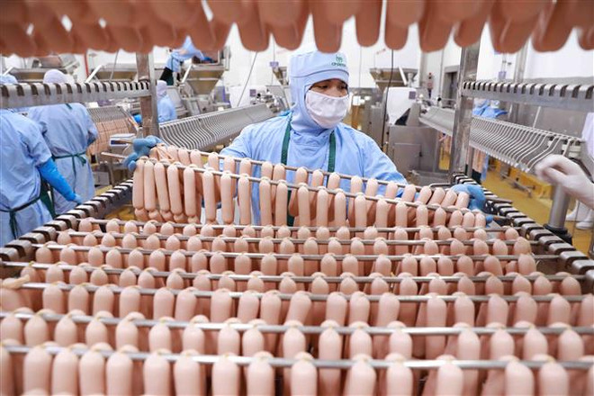 sản xuất xúc xích theo quỳ trình chuyên nghiệp