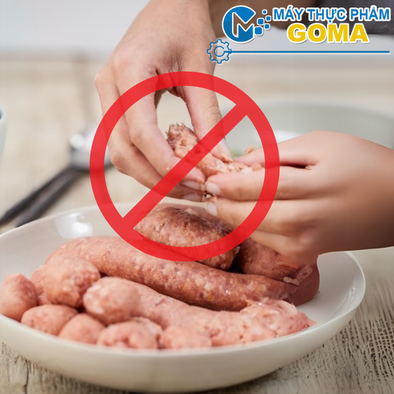Tự làm xúc xích thường gặp khó khăn trong việc định hình xúc xích đẹp mắt và đồng đều